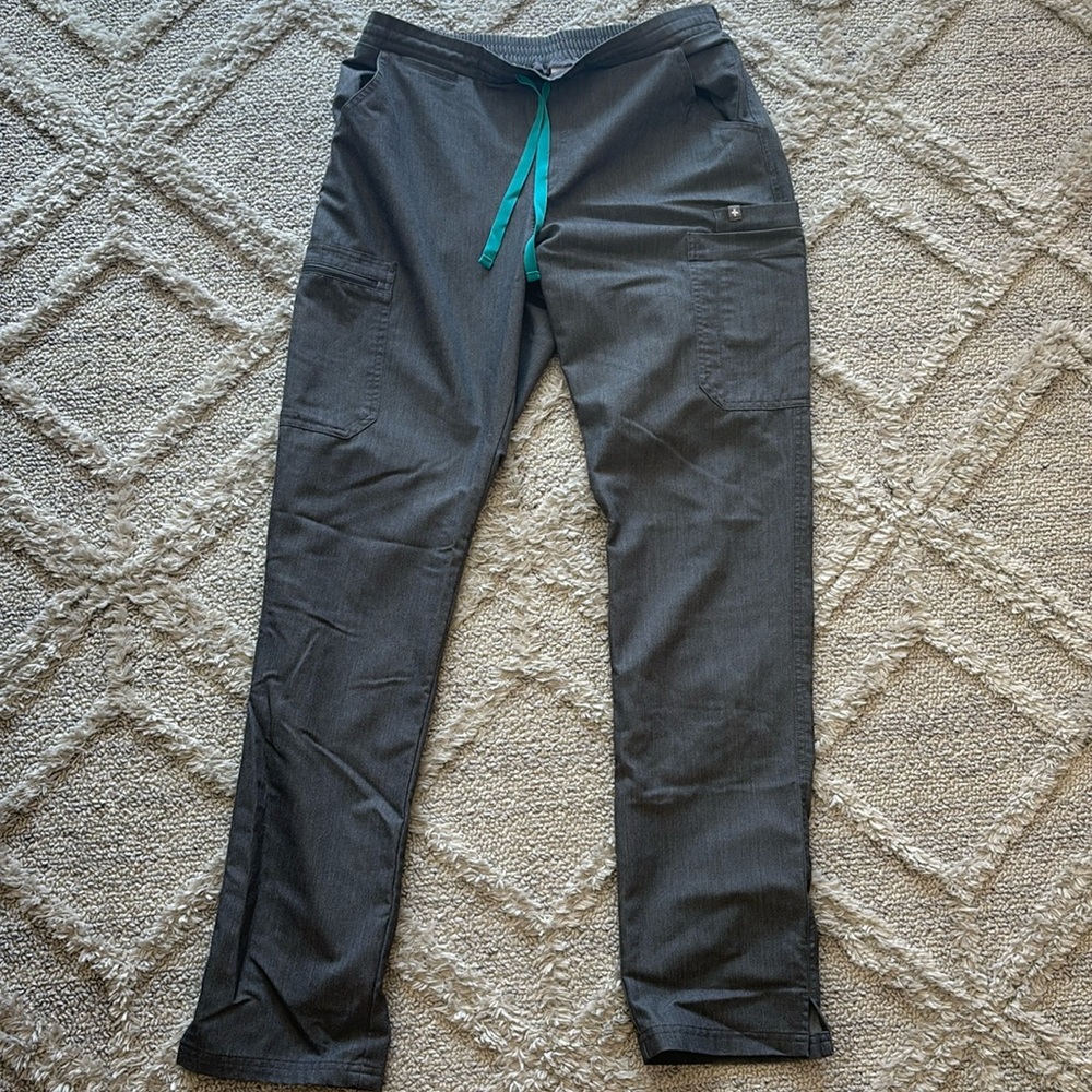 Fig’s women’s Yola skinny scrub pant size M tall, color graphite.